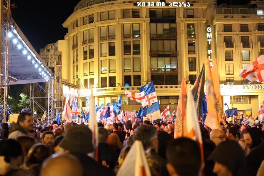 Gruzínske voľby: Pozorovatelia hlásia násilie, zastrašovanie a podvody